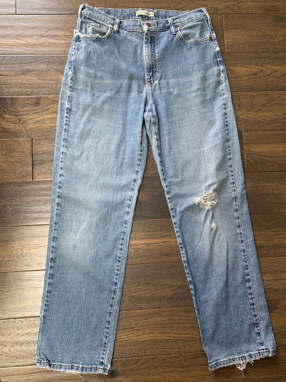 Lee Women's Light Wash Straight Leg Jeans w. Distressed Knee.Pre-owned.Sz:30x29.